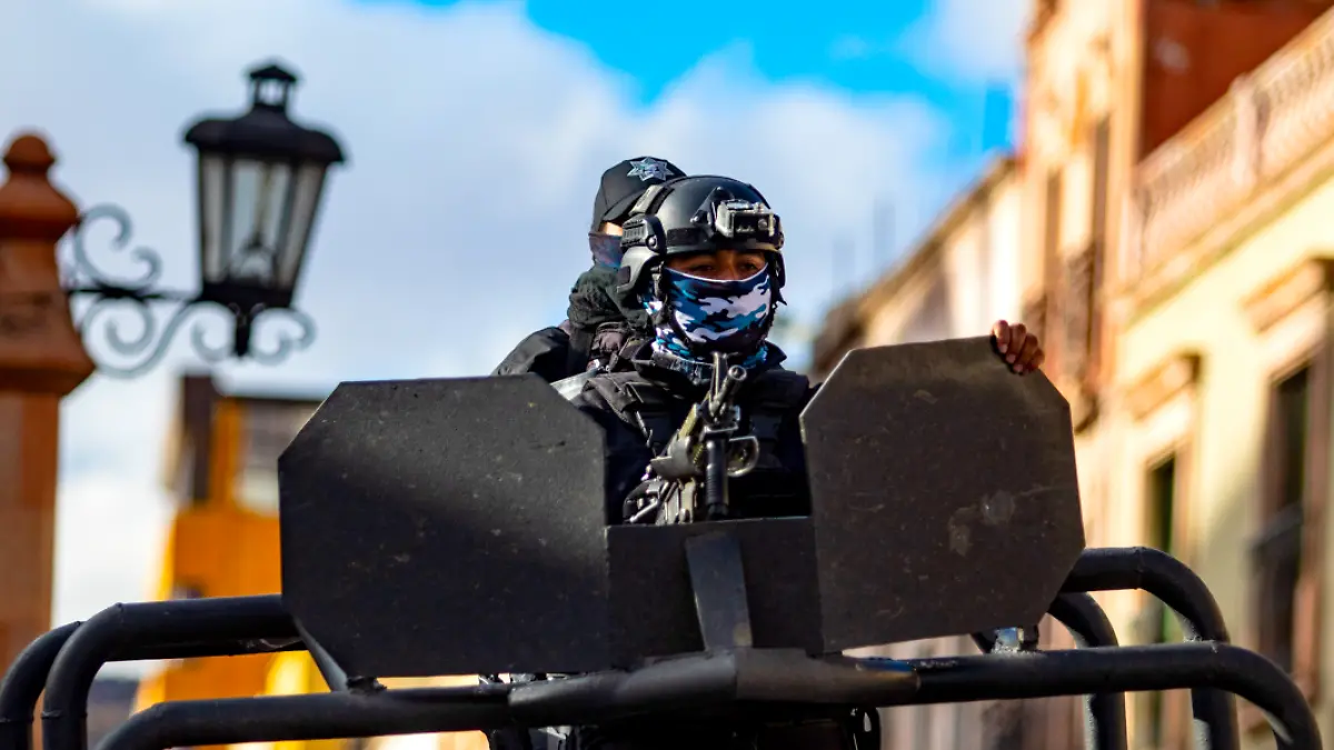 Elementos policiaos en operativo de vigilancia en la capital zacatecana